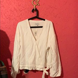 🔴White faux wrap top. Super cute NWT!